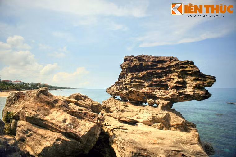 Ghềnh đá này gồm vô số tảng đá khổng lồ có hình thù rất lạ mắt do sóng gió bào mòn qua hàng vạn năm.