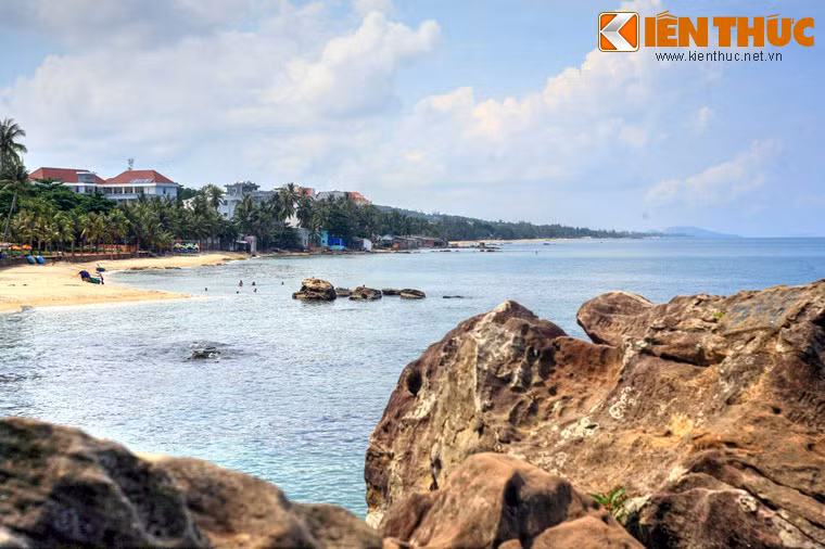 Vùng bờ biển thơ mộng của Phú Quốc hiện ra dưới bóng những hàng dừa xanh.