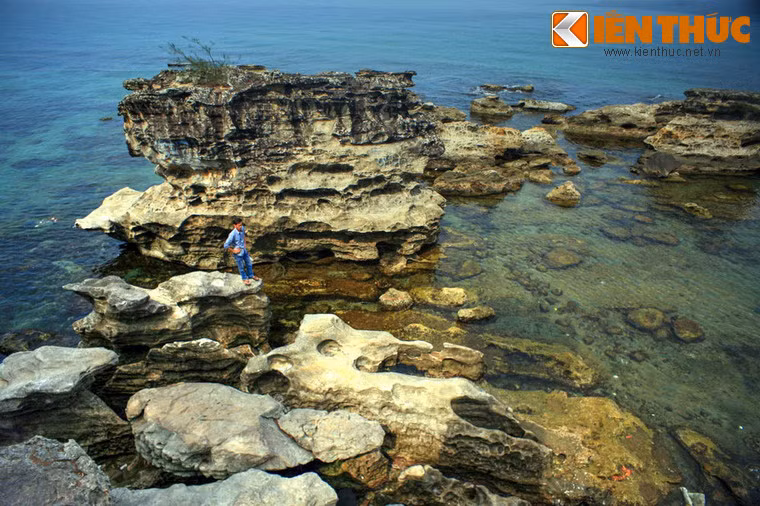 Từ Dinh Cậu, có thể quan sát toàn cảnh vẻ đẹp kỳ ảo của ghềnh đá này.