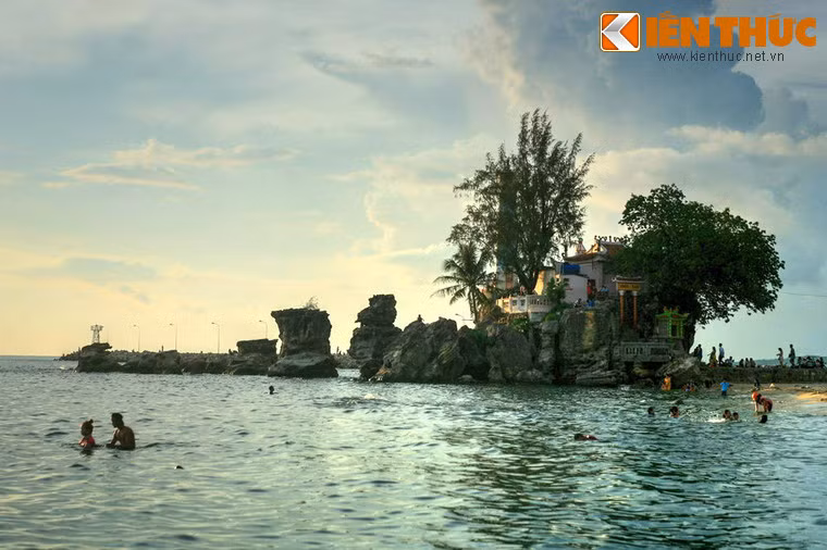 Nhìn từ xa Dinh hiện ra với đầy vẻ kỳ vĩ.