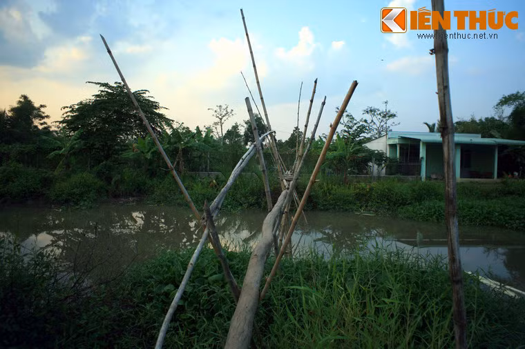 Quan niệm phổ biến cho rằng, loại cầu này trông chênh vênh như thể chỉ có những con khỉ hay leo trèo mới có thể đi được, nên gọi là cầu khỉ.