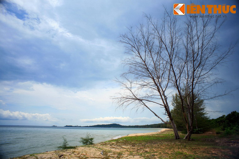 Thời nay, ngoài tên gọi chính thức, Phú Quốc còn được người dân Việt Nam thương mến gọi là “đảo Ngọc”, vì vẻ đẹp có thể ví như một viên ngọc quý giữa biển khơi của hòn đảo này... Ảnh: Một bãi biển hoang sơ ở Phú Quốc.