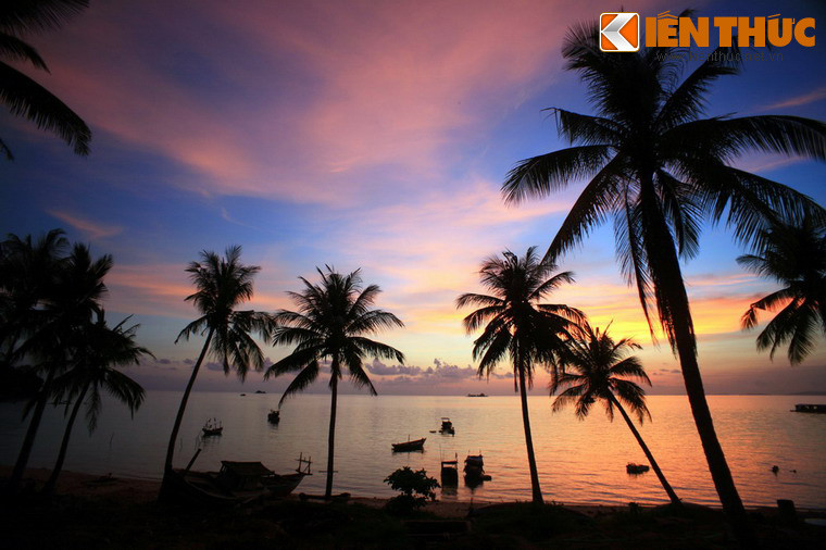 Nằm trong Vịnh Thái Lan, Phú Quốc là hòn đảo lớn nhất Việt Nam đồng thời cũng là thành phố đảo duy nhất của đất nước. Tên gọi Phú Quốc gắn liền với lịch sử hình thành và phát triển của hòn đảo này. Ảnh: Hoàng hôn ở Gành Dầu, Phú Quốc.