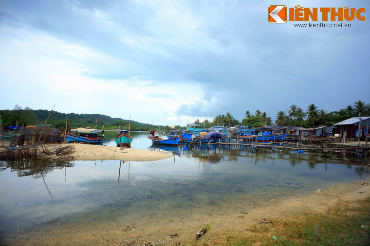 Theo các tư liệu lịch sử, tên gọi Phú Quốc do cộng đồng người dân cư đến đây lập nghiệp đặt ra vào thế kỷ 17. Đây là một từ Hán Việt, dịch sát nghĩa là “đất nước giàu có”, nhưng cũng có thể hiểu rộng ra là “vùng đất trù phú”. Ảnh: Làng chài Cửa Cạn, Phú Quốc.