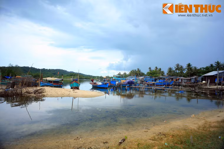 Theo các tư liệu lịch sử, tên gọi Phú Quốc do cộng đồng người dân cư đến đây lập nghiệp đặt ra vào thế kỷ 17. Đây là một từ Hán Việt, dịch sát nghĩa là “đất nước giàu có”, nhưng cũng có thể hiểu rộng ra là “vùng đất trù phú”. Ảnh: Làng chài Cửa Cạn, Phú Quốc.