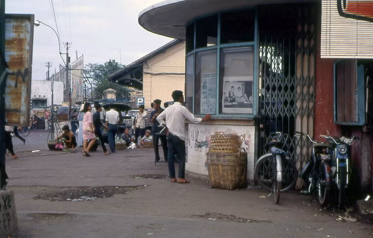 Phía ngoài ga Sài Gòn cũ.