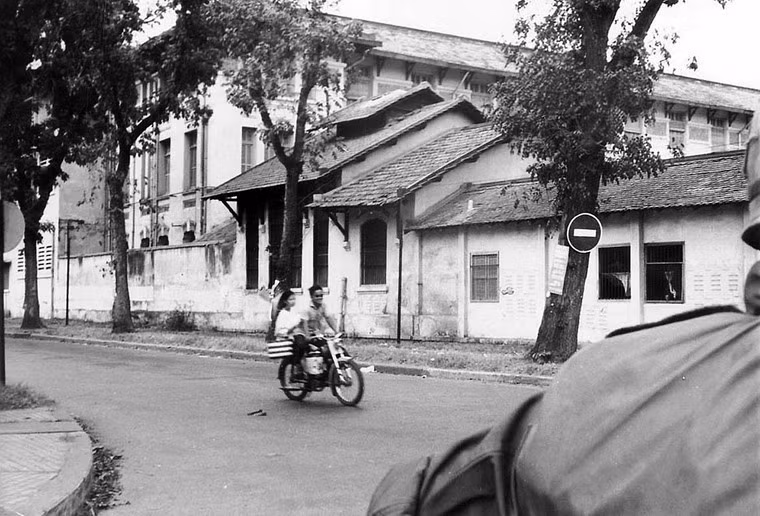 Ngã tư Bà Huyện Thanh Quan - Ngô Thời Nhiệm, phía sau trường Trung học nữ sinh Gia Long (trường THPT Nguyễn Thị Minh Khai ngày nay).