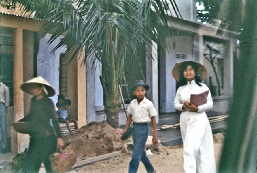 Nữ sinh áo dài Đà Nẵng.