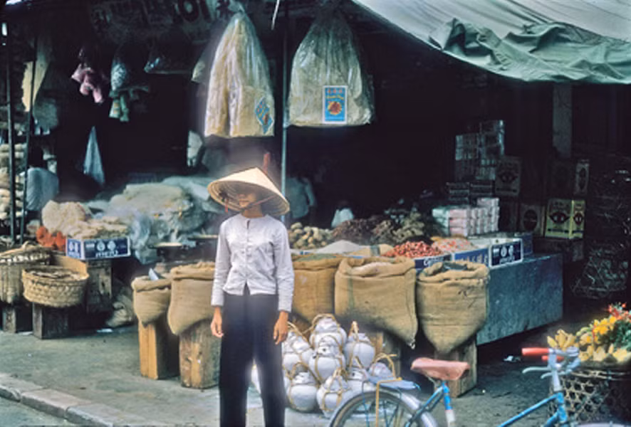 Quầy tạp hóa - nông sản ở chợ.