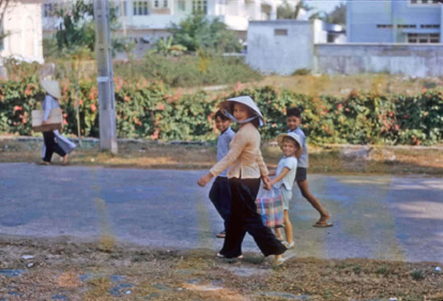 Người phụ nữ cùng những đứa trẻ, trong đó có một con lai Việt - Tây.