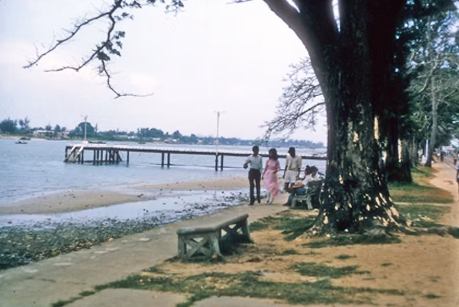 Cầu chữ T trên sông Hàn trước Tòa thị chính Đà Nẵng năm 1964.