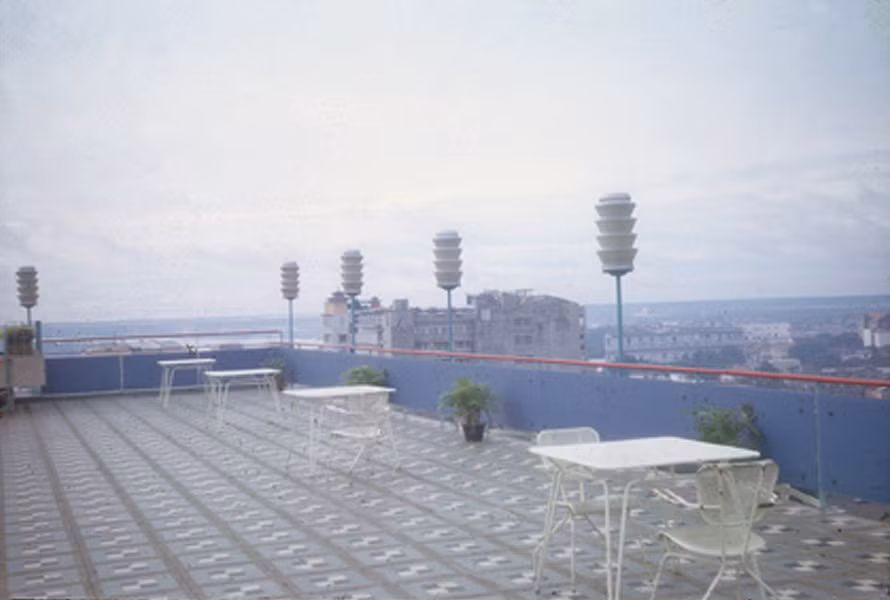 Trên sân thượng khách sạn Caravelle.