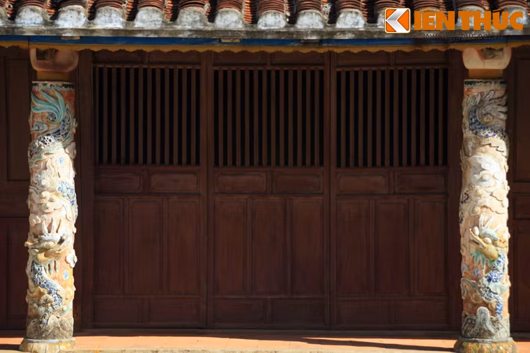 Về tổng thể, đình có kết cấu hình chữ tam (三) gồm tiền đường, chính điện và hậu tẩm (đình hạ, đình trung và đình thượng) bố trí trên trục Đông Nam – Tây Bắc, quay mặt ra biển, sau lưng là ngọn núi Thới Lới.