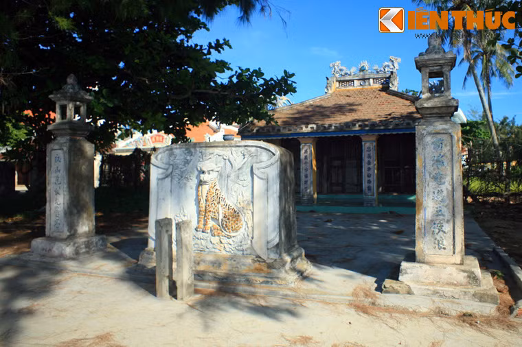 Bên tả và bên hữu của đình An Hải Lý Sơn còn có nhiều công trình thờ tự khác như miếu Thành Hoàng, đền thờ Tiên công, miếu Quỷ, lăng thờ Cá Ông...