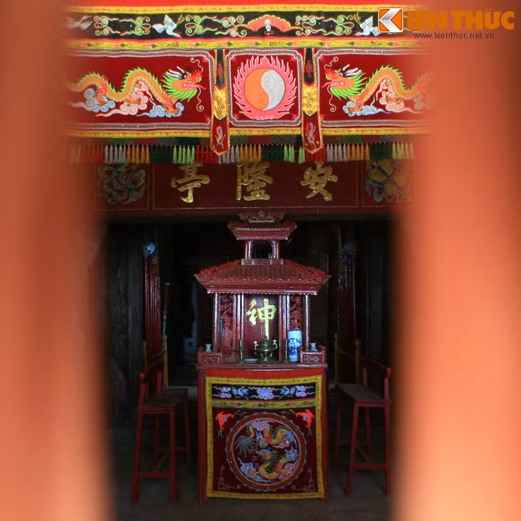 Trong đình có các bàn thờ cô hồn, kiệu rước thần chủ, chiêng, trống, hương án ở tiền đường, bàn thờ Tam hoàng Ngũ đế, Ngũ vị tiên nương, Chúa Ngung man nương, tiền hiền, hậu hiền ở chính điện, bàn thờ Thiên Y A Na ở hậu tẩm.