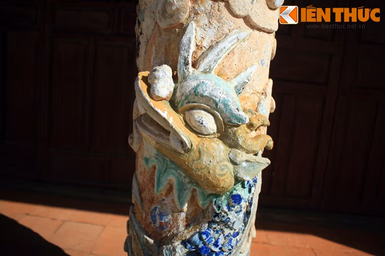 Hai cột giữa đắp rồng cuốn; hai cột đối xứng tiếp theo đắp nổi hai câu đối chữ Hán.