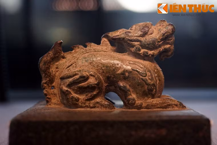 Tượng kỳ lân trên ấn "Đề thống tướng quân" bằng đồng thời Lê sơ, niên hiệu Hồng Thuận thứ 6 (1515).