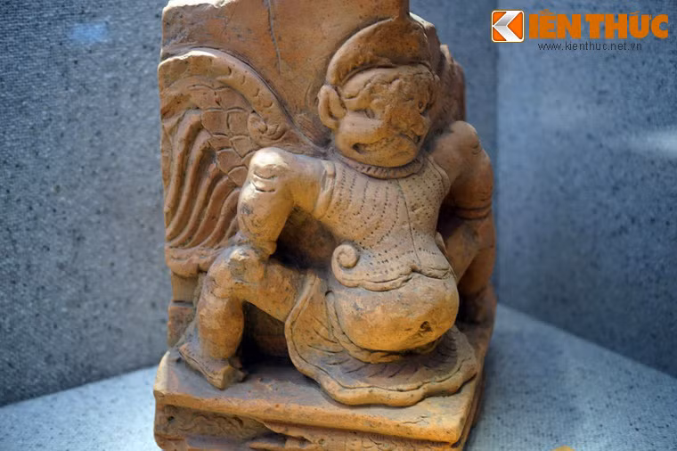 Hình chim thần Garuda trên mảnh tháp bằng đất nung, thời Lý, thế kỷ 11 - 13. Garuda là loài chim thần có nguồn gốc từ Ấn Độ, thường được miêu tả như người - chim, tượng trưng cho sức mạnh và chân lý. Ở Việt Nam, Garuda xuất hiện trong nghệ thuật Champa như vật cưỡi của thần Ấn Độ giáo Vishnu. Trong nghệ thuật Phật giáo Đại Việt từ thời Lý (thế kỷ 11 - 13) đến thời Mạc (thế kỷ 16), Garuda là linh vật trấn giữ các góc tháp, đỡ góc bệ thờ hoặc mái đao chùa... Đây là hình tượng tiêu biểu cho sự giao lưu văn hóa Đại Việt - Champa.