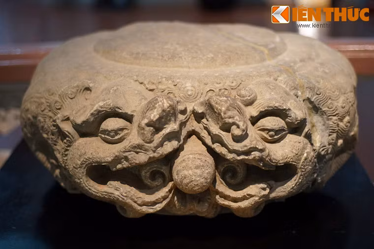 Cổ bệ tượng Phật chạm hình sư tử chầu ngọc bằng đá, thời Lý, thế kỷ 11 - 13. Đây là một phần trong kết cấu bệ tượng Phật, ở vị trí đỡ tòa sen cho Đức Phật ngồi, mô phỏng theo Phật thoại về con Kim Nghê (Sư tử lông vàng) bảo vệ Phật pháp. Hình thức nghệ thuật này phổ biến dưới thời Lý - Trần (thế kỷ 11 - 14).