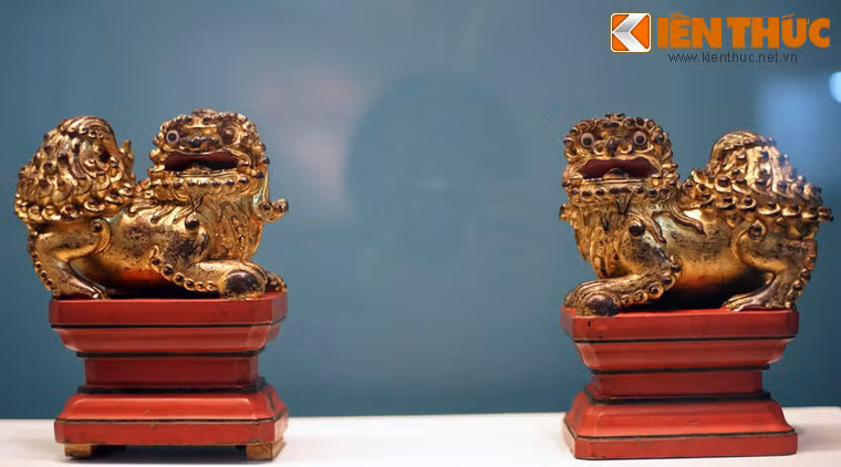 Cặp sư tử/ nghê chầu làm bằng gỗ sơn thiếp thời Nguyễn, thế kỷ 19 - 20.