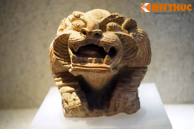 Tượng sư tử chầu bằng đất nung thời Lý, thế kỷ 11 - 13.