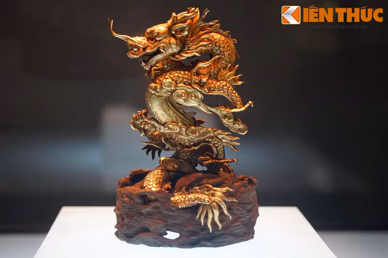 Tượng rồng bằng vàng thời Nguyễn, thế kỷ 19-20, nằm trong bộ sưu tập hiện vật cung đình triều Nguyễn.