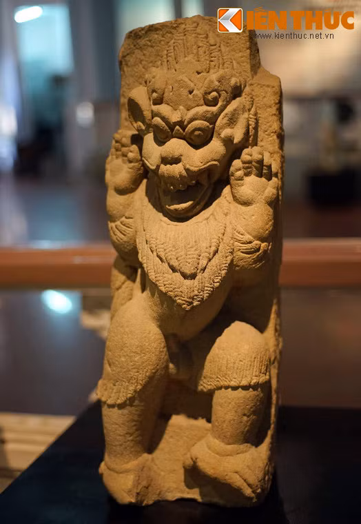 Tượng sư tử bằng đá cát của văn hóa Chămpa, thế kỷ 10, khai quật tại Trà Kiệu, Duy Xuyên, Quảng Nam.