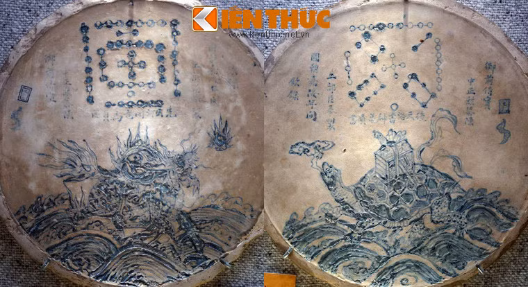 Khai gốm hoa lam vẽ hình Long mã cõng Hà đồ (trái) và Thần quy chở Lạc thư (phải) thời Nguyễn, niên hiệu Gia Long (1802 - 1920). Long mã là một dáng hóa thân của kỳ lân, thường được thể hiện chạy trên sóng nước (lấy từ tích Vua Vũ trị thủy). Từ thời Lê Trung Hưng (thế kỷ 17 - 18), rùa thường xuất hiện thành cặp với long mã trong đề tài về Hà đồ - Lạc thư, cặp biểu tượng khởi nguyên của Kinh Dịch - tư tưởng triết học của người Á Đông về quy luật của sự biến đổi, được áp dụng trong nhiều mặt của cuộc sống.