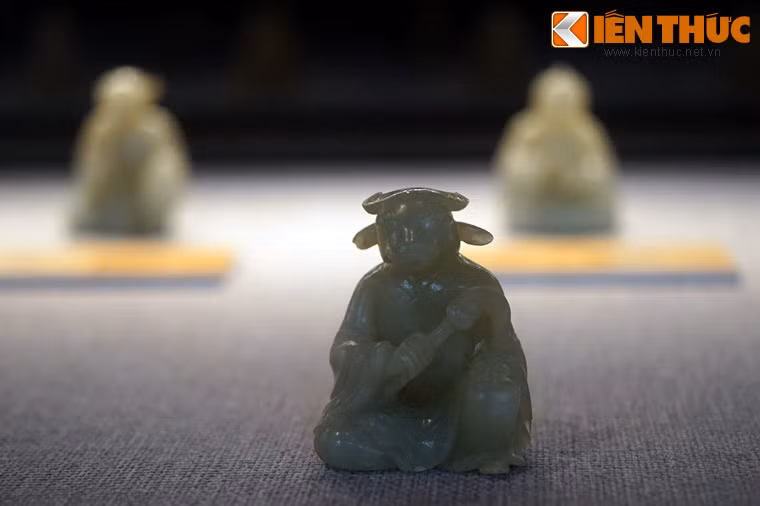 Hình tượng con trâu trong bộ tượng 12 con giáp bằng ngọc thời Nguyễn, thế kỷ 19 - 20, nằm trong bộ sưu tập hiện vật cung đình triều Nguyễn. Ở Việt Nam, 12 cop Giáp gồm Tí (Chuột), Sửu (Trâu), Dần (Hổ), Mão (Mèo), Thìn (Rồng), Tị (Rắn), Ngọ (Ngựa), Mùi (Dê), Thân (Khỉ), Dậu (Gà), Tuất (Chó), Hợi (Lợn), tương ứng với 12 chi trong lịch pháo Á Đông, dùng để tính thời gian theo chu kỳ quay của mặt trăng. 12 con giáp còn được dùng để liên kết các yếu tố liên quan đến vận mệnh, cuộc sống con người.