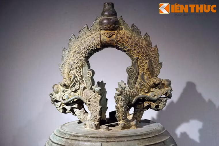 Bồ lao trên quai chuông đồng của chùa Thanh Long (Thái Bình), thời Lê Trung Hưng, niên hiệu Cảnh Hưng 33 (1772). Theo truyền thuyết, bồ lao là động vật biển thường được thể hiện dưới dạng rồng hai đầu, thích âm thanh lớn, thích gầm rống, rất sợ cá kình, khi bị cá kình đuổi thì kêu rất to. Người xưa đúc chuông thường tạo hình quai bồ lao, dùi hình cá kình với mong muốn tiếng chuông kêu vang xa, do đó từ "bồ lao" cũng được dùng để chỉ tiếng chuông chùa.
