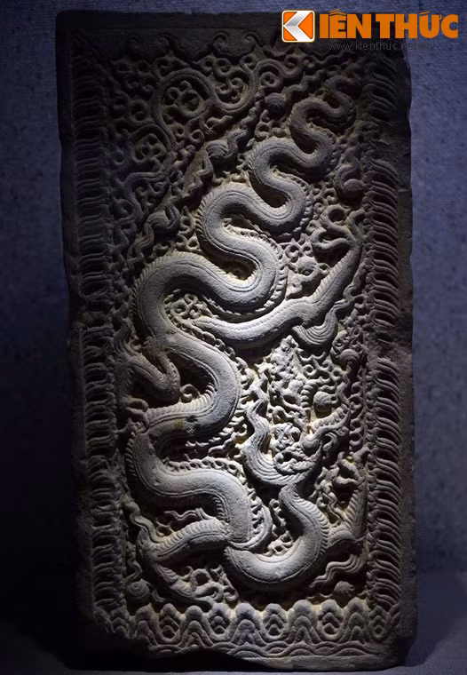 Hình rồng chạm trên đổ cửa bằng đá thời Lý, niên hiệu Long Thụy Thái Bình thứ 4 (1057), chùa Phật Tích, Tiên Du, Bắc Ninh.