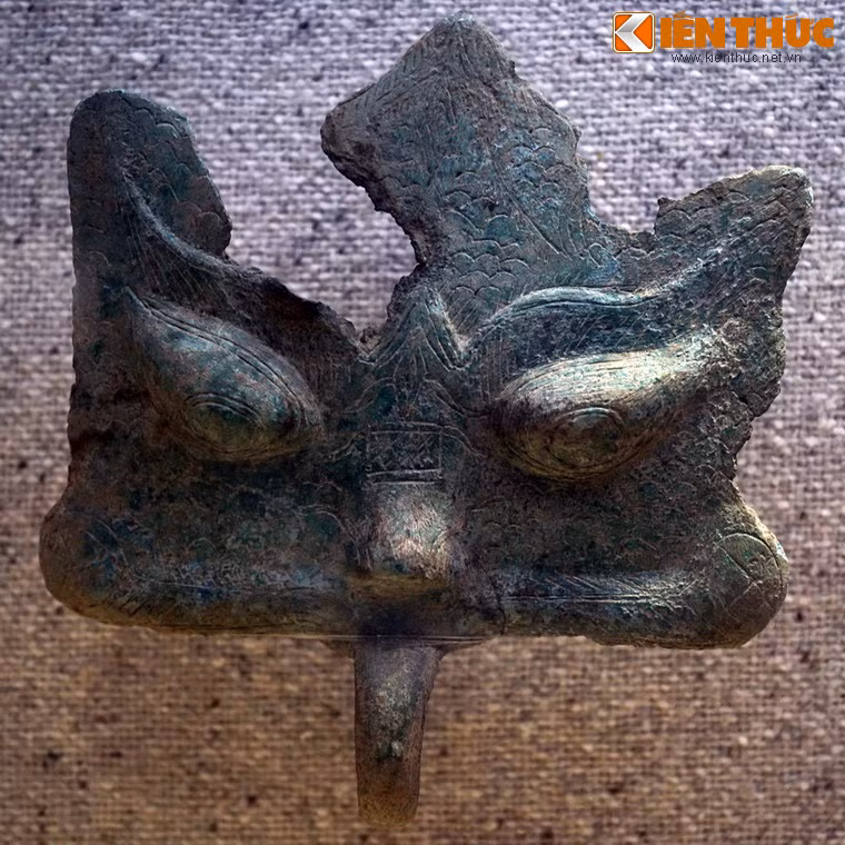 Tay nắm cửa hình tiêu đồ bằng đồng, thế kỷ 1 - 3. Theo truyền thuyết, tiêu đồ là linh vật có tính khí lười biếng, thường cuộn tròn nằm ngủ, không thích có kẻ lạ xâm nhập lãnh địa của mình. Bởi vậy, tiêu đồ thường được chạm trên tay nắm cửa ra vào, ngụ ý răn đe kẻ lạ, bảo vệ sự an toàn cho chủ nhà.