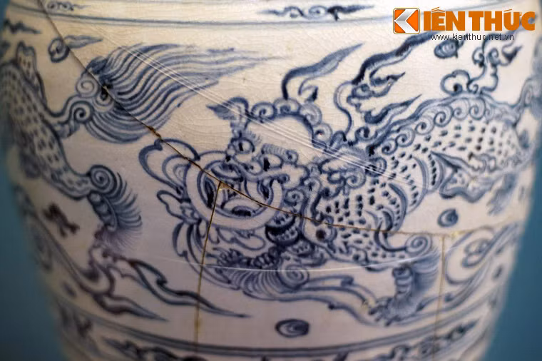 Hình sư tử hí tiền trên bình gốm hoa lam thời Lê Sơ, thế kỷ 15, hiện vật tàu cổ Cù Lao Chàm, Hội An, Quảng Nam. Đề tài sư tử hí tiền, sư tử hí cầu bắt đầu xuất hiện từ thời trần về sau, phổ biến và đạt tới đỉnh cao thời Lê Sơ, là hình ảnh biểu trưng của sự thái bình thịnh trị. Đây vốn là ý nghĩa của kỳ lân, được gán ghép cho sư tử.