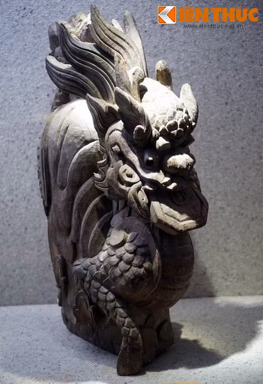 Tượng kỳ lân bằng gỗ dùng để trang trí kiến trúc thời Nguyễn, thế kỷ 19 - 20.