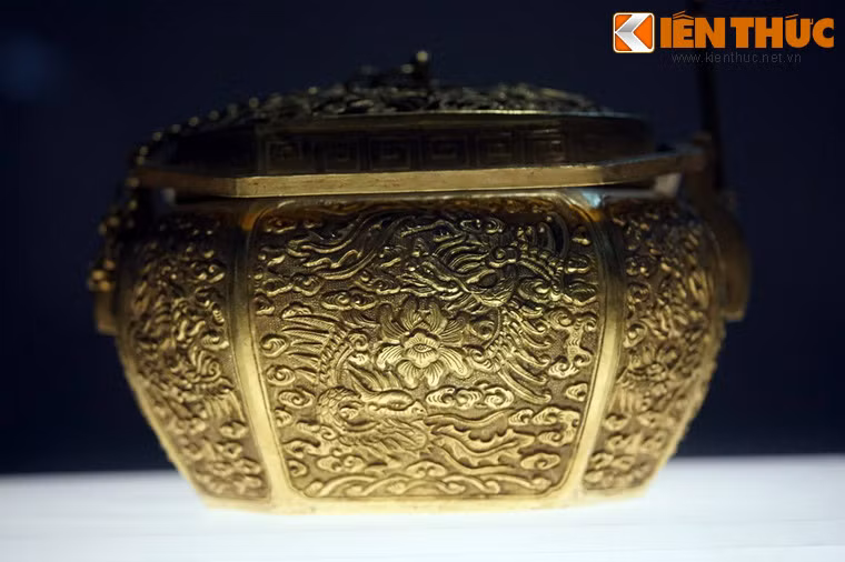 Hình chim phượng trang trí trên lống ấp vàng thời Nguyễn, thế kỷ 19 - 20, nằm trong bộ sưu tập hiện vật cung đình triều Nguyễn.