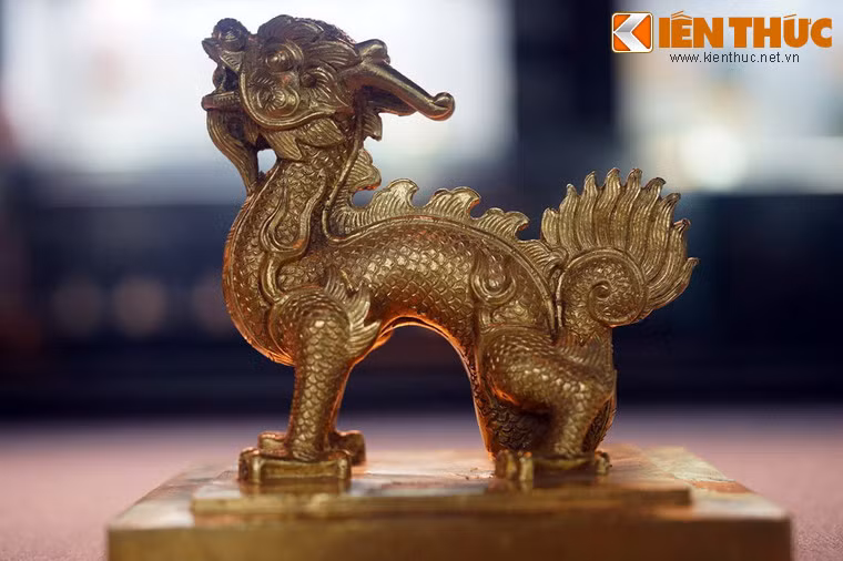 Tượng rồng trên ấn "Đại Nam hiệp kỷ lịch chi bảo" bằng vàng, thời Nguyễn, niên hiệu Thiệu Trị 7 (1847), nằm trong bộ sưu tập hiện vật cung đình triều Nguyễn.