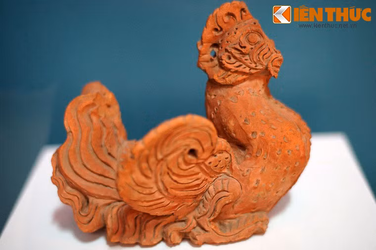 Tượng uyên ương bằng đất nung thời Lý, thế kỷ 11 - 13. Theo Phật thoại, uyên ương là một trong các hóa thân của Đức Phật. Trong nghệ thuật Việt, uyên ương xuất hiện phổ biến trong trang trí kiến trúc cung đình và chùa tháp thời Lý - Trần trong tư thế dang cánh đậu trên các viên ngói bò lợp mái.