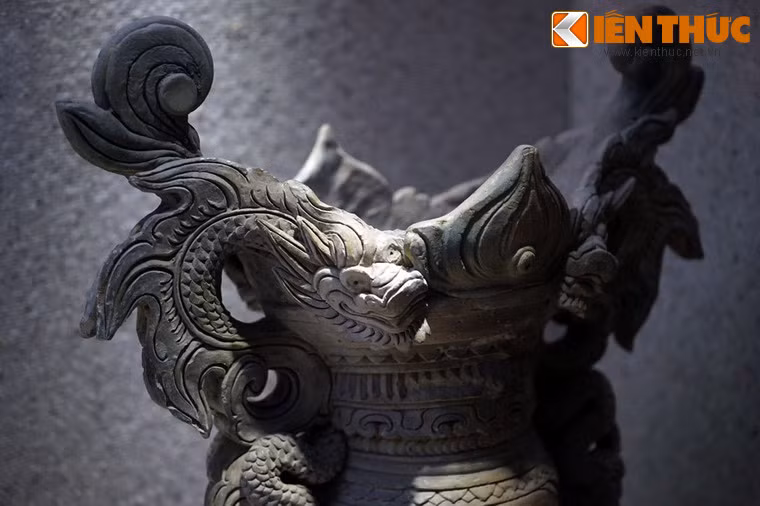 Hình rồng đắp nổi trên lư hương bằng đất nung, thời Lê Trung Hưng, thế kỷ 17 - 18.