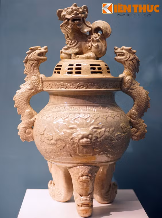 Hình sư tử/ nghê gắn trên nắp đỉnh trầm làm bằng gốm mem rạn thời Lê Trung Hưng niên hiệu Vĩnh Hựu thứ 2 (1736).