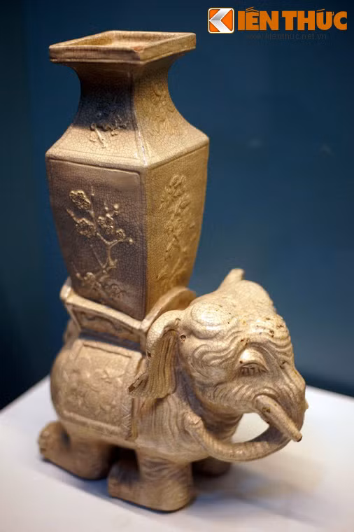 Voi đội bình làm bằng gốm men rạn, thời Lê Trung Hưng, thế kỷ 17 - 18. Hình tượng voi xuất hiện trong đồ thờ cúng mang ý nghĩa tượng trưng cho sự kiên định và trong sạch.