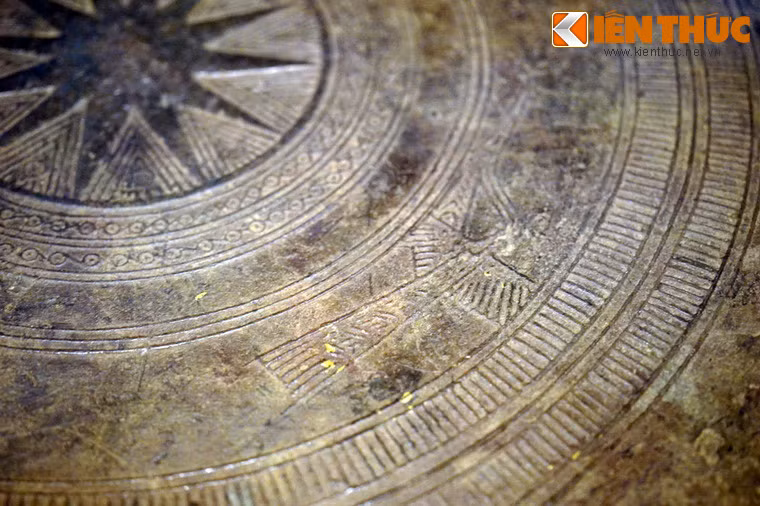 Hình chim lạc trên trống đồng Đông Sơn, khoảng 2.000 - 2.500 năm trước, phát hiện tại Thọ Vực, Ứng Hòa, Hà Nội. Chim lạc là vật tổ của cư dân Đông Sơn trong buổi đầu dựng nước Văn Lang - Âu Lạc, gắn với huyền thoại về nguồn gốc dân tộc qua tín ngưỡng thờ vật Tổ.