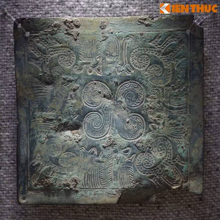 Hình giao long trang trí trên tấm che ngực bằng đồng, thời kỳ Đông Sơn.