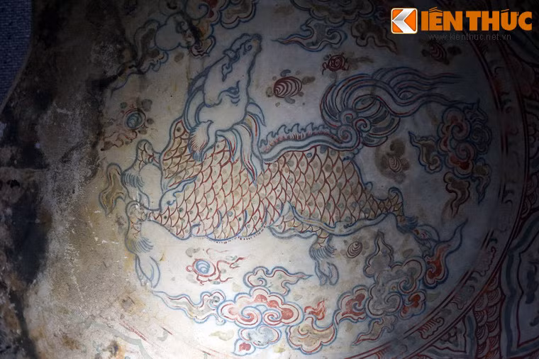 Hình kỳ lân trang trí trên đĩa gốm nhiều màu thời Lê Sơ, thế kỷ 15. Hiện vật tàu cổ Cù Lao Chàm, Hội An, Quảng Nam. Theo truyền thuyết, kỳ lân là loài vật có móng guốc, thân phủ vẩy cá, là biểu tượng cho lòng nhân từ, mỗi khi nó xuất hiện là điềm báo có thánh nhân, minh quân ra đời. Hình tượng này phổ biến từ thời Lê sơ (thế kỷ 15), khi Nho giáo phát triển đến đỉnh cao.