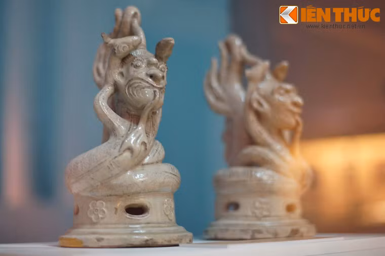 Cặp tượng rắn đầu người làm bằng gốm men trắng, thời Nguyễn, thế kỷ 19 - 20. Với người Việt, rắn là biểu tượng của Thần Nước, đại diện cho hai thành tố đối lập tốt và xấu. Tín ngưỡng nguyên thủy của người Việt có tục thờ Rắn, mang ý niệm về sông nước của cư dân làm nông nghiệp. Nhìn chung, rắn ít xuất hiện trong nghệ thuật tạo hình.