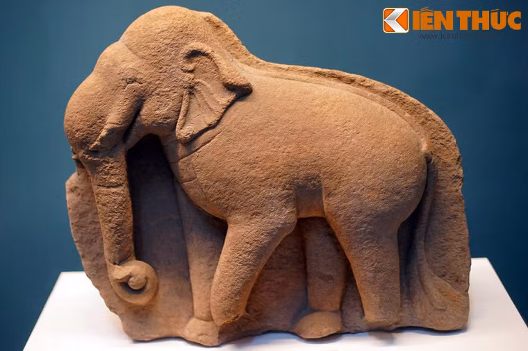 Tượng voi làm bằng đá cát của văn hóa Chămpa, thế kỷ 10, khai quật tại Trà Kiệu, Duy Xuyên, Quảng Nam.