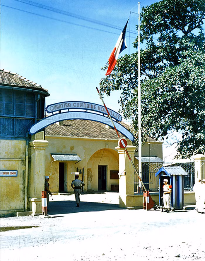 Bên ngoài một trại lính Lê Dương ở Hải Phòng.