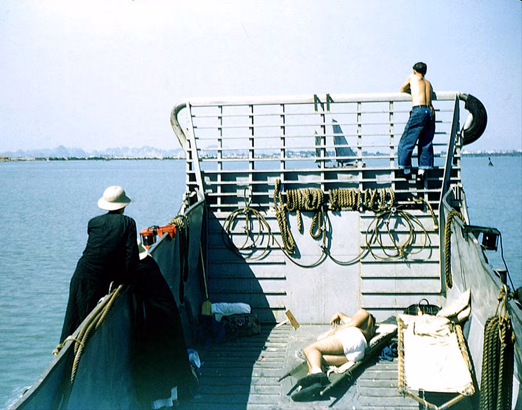 Trên một xà lan của Mỹ hướng về Hải Phòng. Người áo đen là một thầy tu đi nhờ.