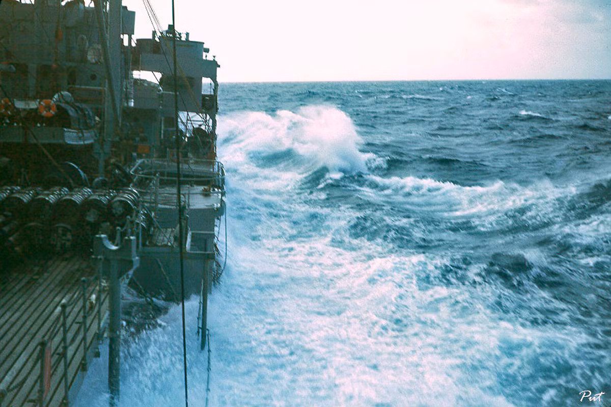 Tàu chiến USS Tolovana AO-64 của Mỹ di chuyển trên vùng biển động.