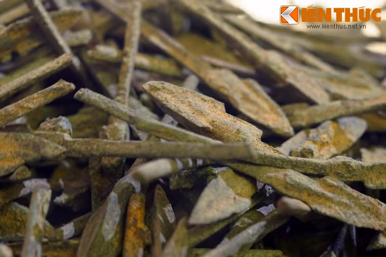 Đây chủ yếu là loại mũi tên ba cạnh, ba cánh đều nhau, có trụ thân, có chuôi, có họng tra cán và kích thước lớn, được chế tạo hoàn hảo, sắc nhọn.