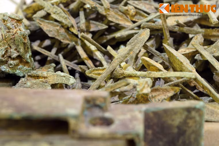 Khi sử dụng, mỗi mũi tên được cắm vào chuôi bằng tre dài khoảng 1m, làm cân đối trọng lượng để tên bay xa và có khả năng sát thương lớn.